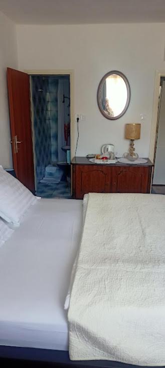 Rab-Centar Hotel Rab Town Bagian luar foto